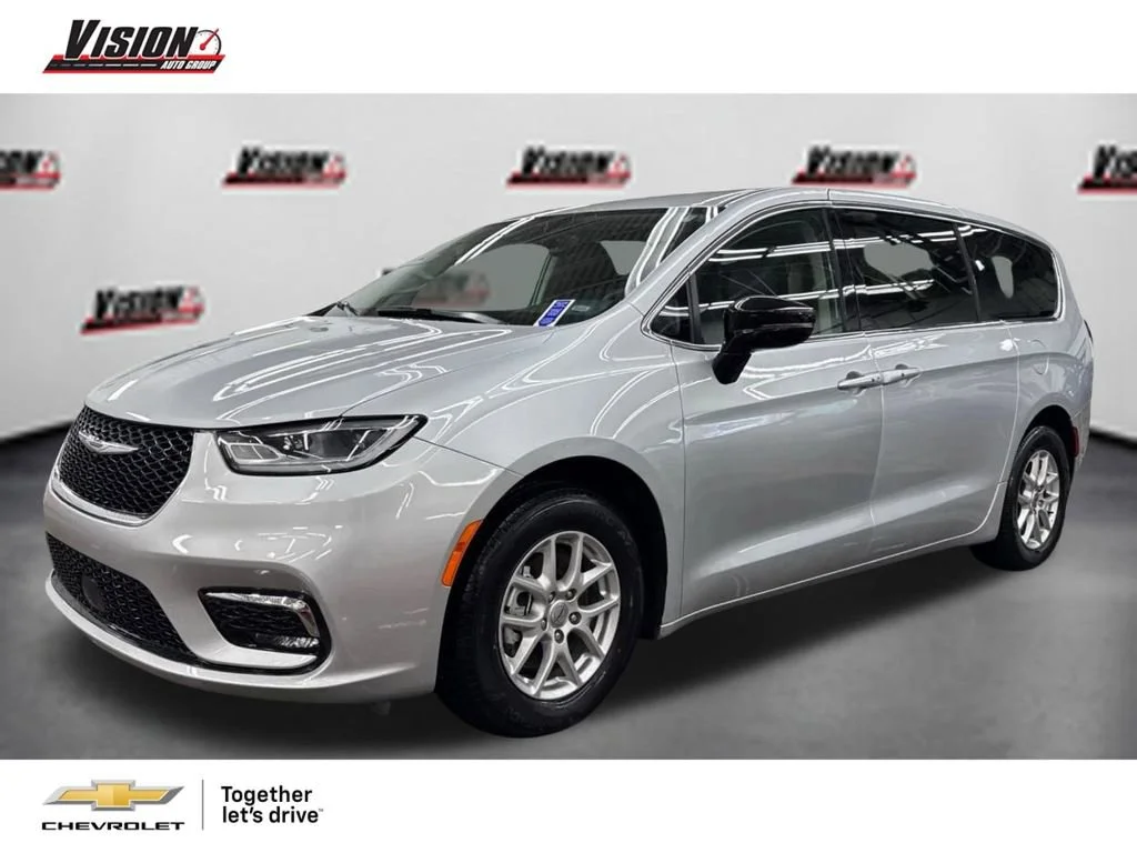 2024 Chrysler Pacifica Touring L's photo