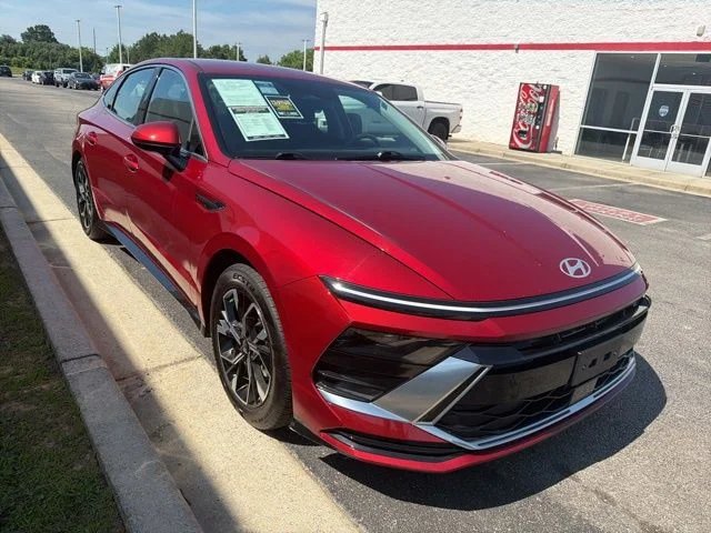 Used 2025 Red Hyundai SEL image 1