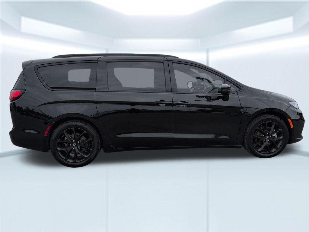 Used 2025 Black Chrysler Limited image 7