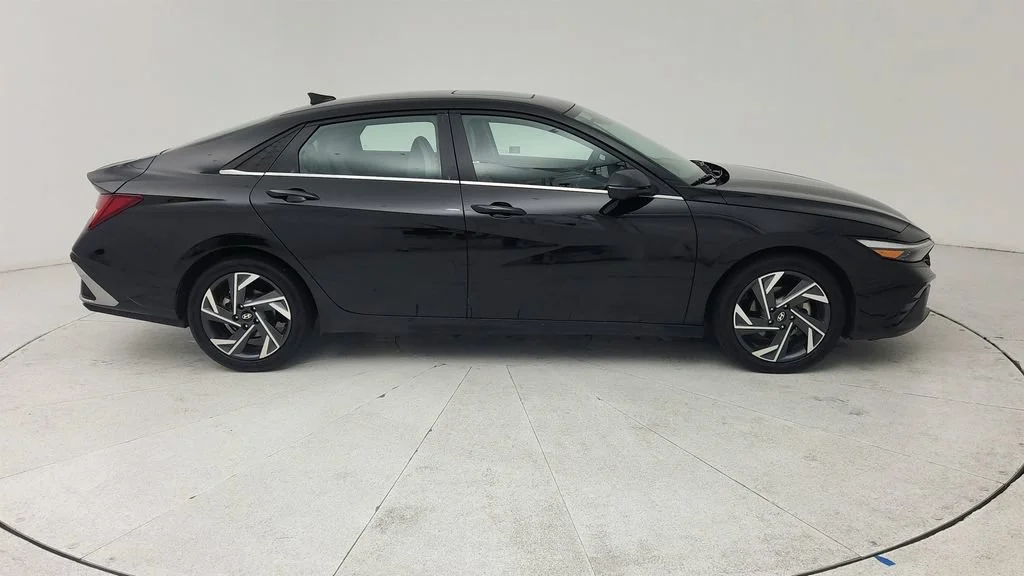 2024 Hyundai Elantra Limited - Photo 8