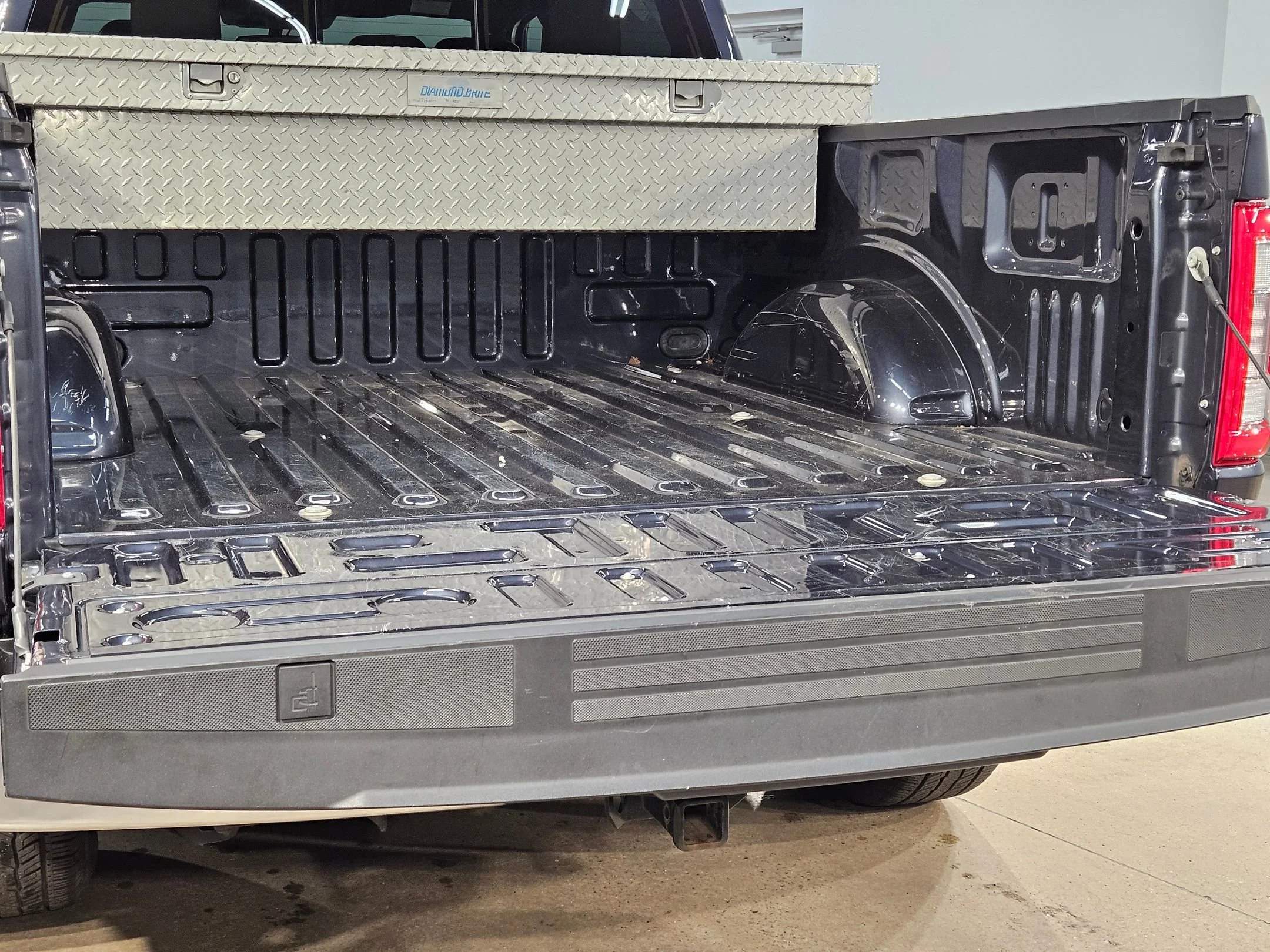 Used 2022 Smoked Quartz Metallic Tinted Clearcoat Ford LARIAT image 18