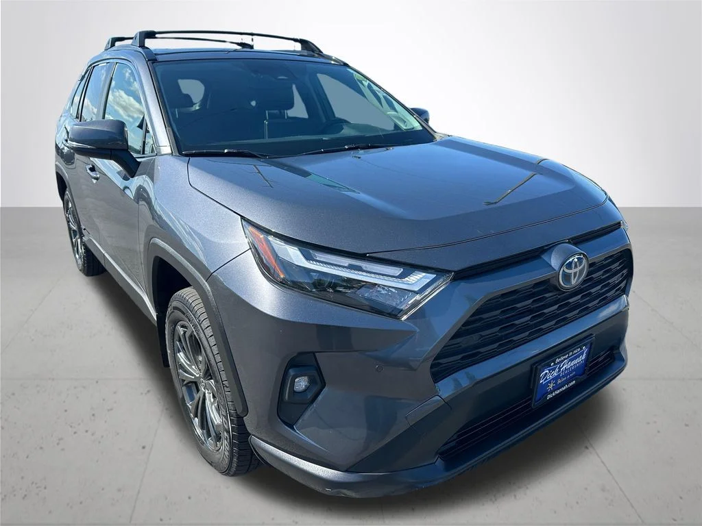 Used 2023 Gray Toyota XLE Premium image 5