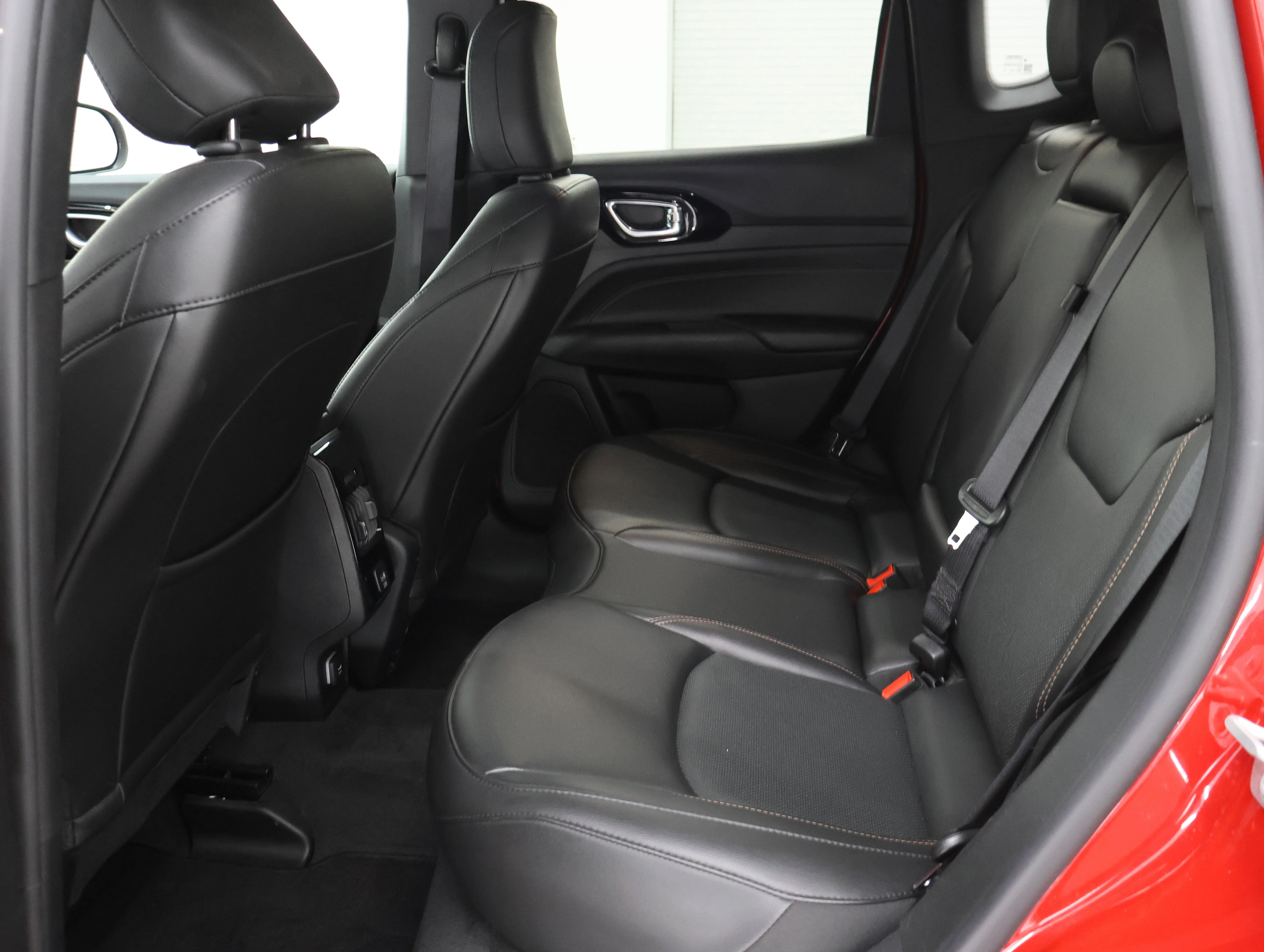 Used 2022 Redline Pearlcoat Jeep Limited image 9