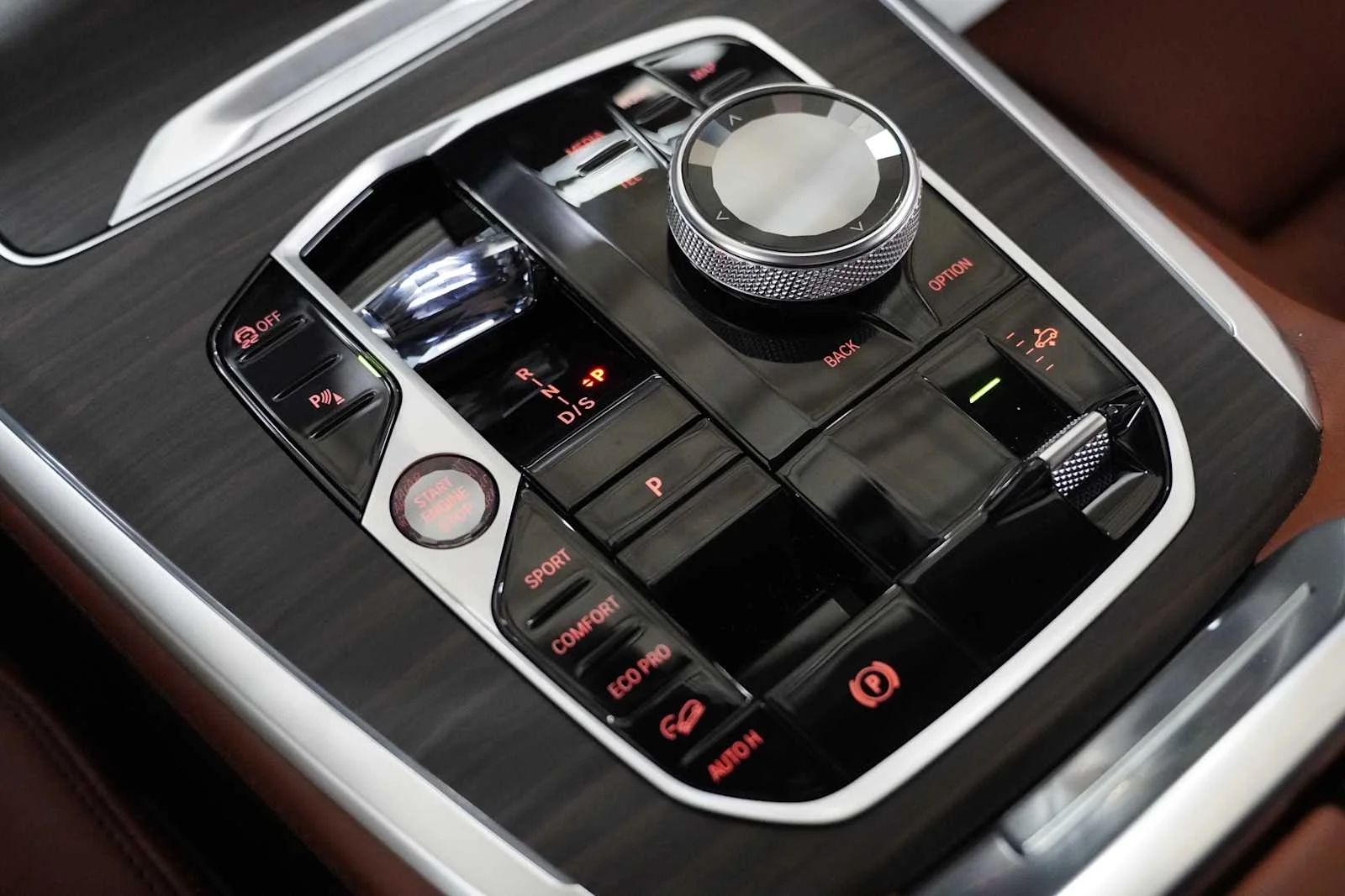Used 2027 Mineral White Metallic BMW M60i image 20