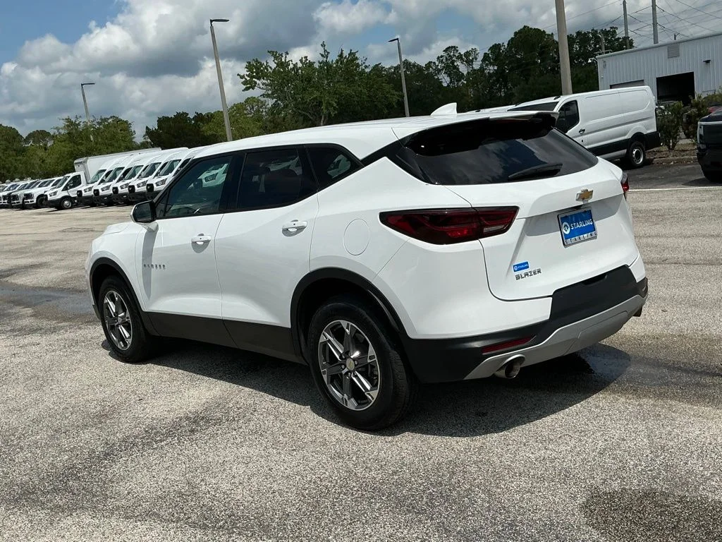 Used 2025 White Chevrolet LT image 6