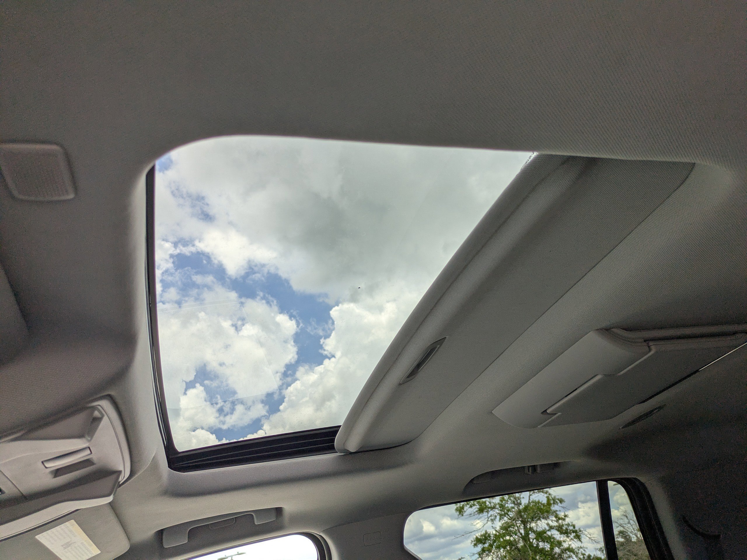 Used 2018 White Frost Tricoat GMC Denali image 23