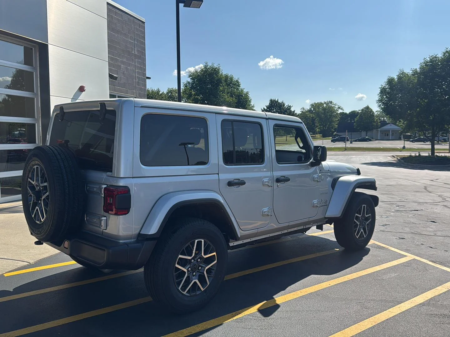 Used 2024 Silver Zynith Clearcoat Jeep Sahara image 3
