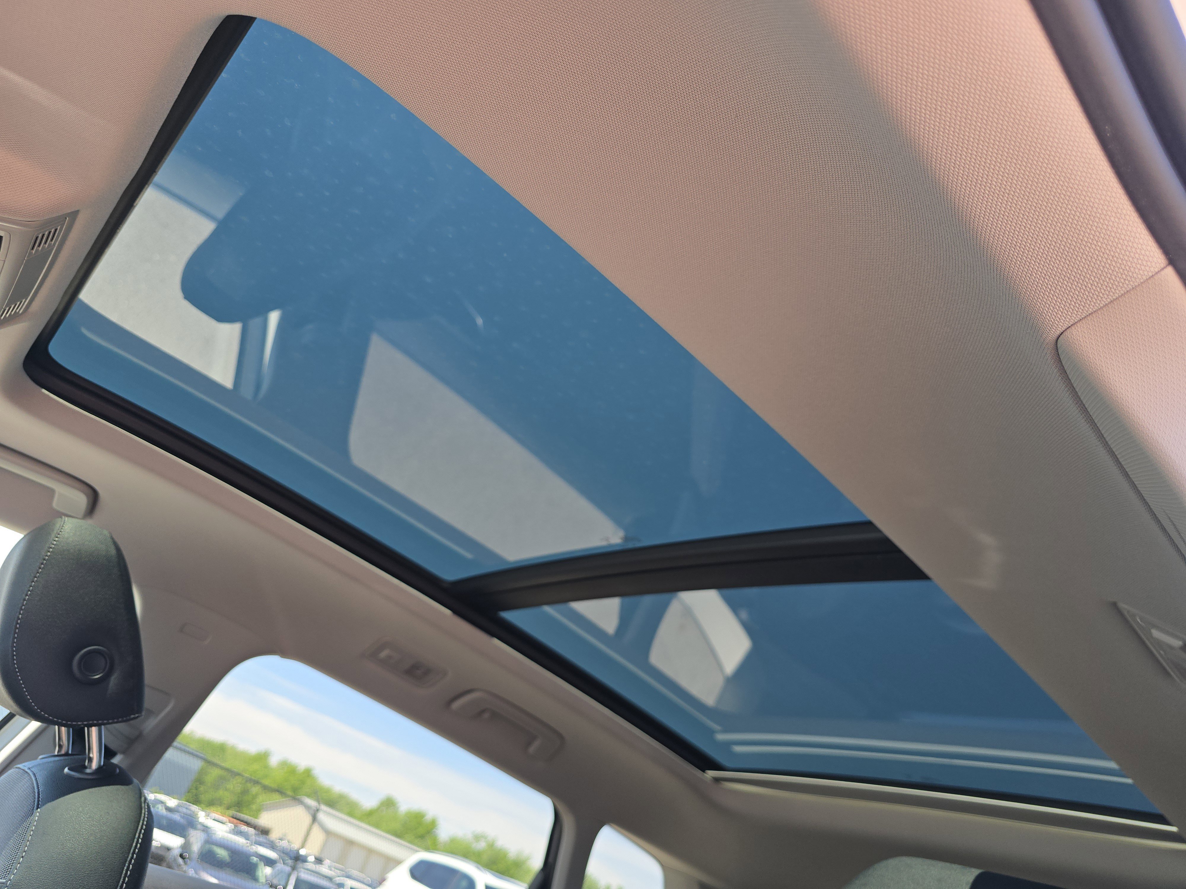 New 2026 Pure White w/Deep Black Roof Volkswagen SE Black image 9