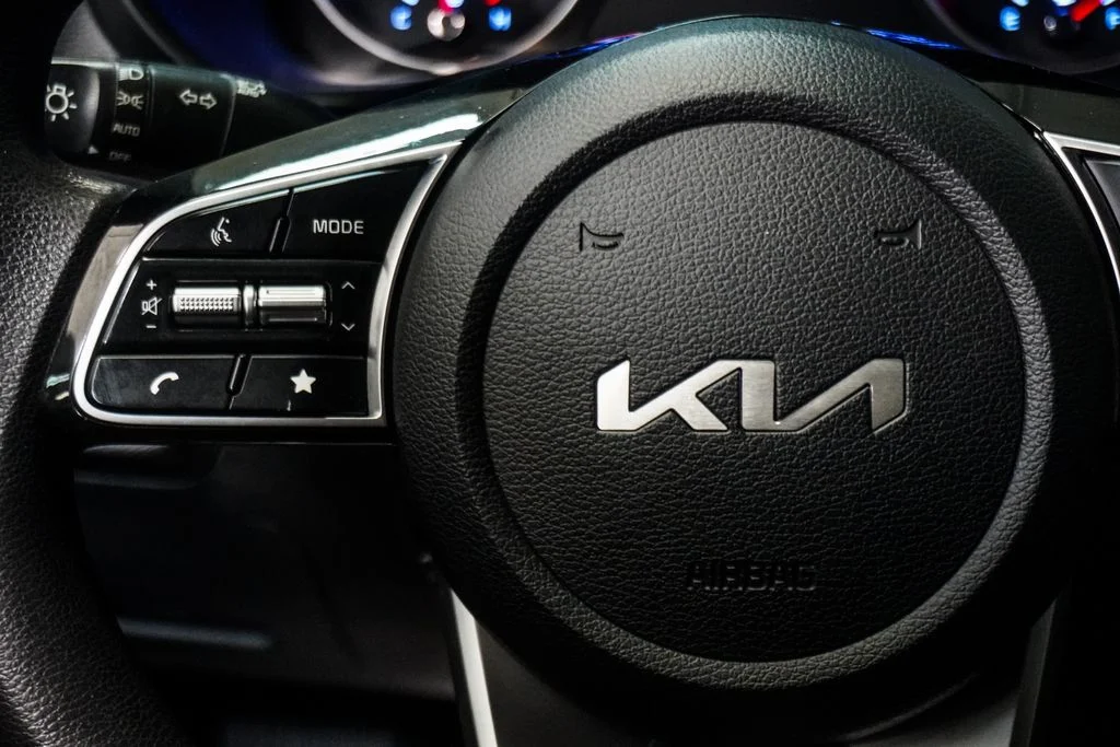 Used 2024 White Kia LXS image 14