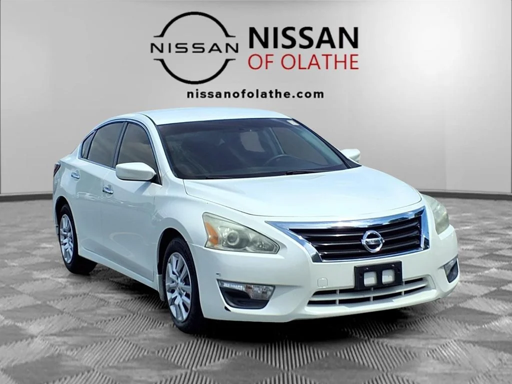 Used 2014 White Nissan 2.5 S image 26
