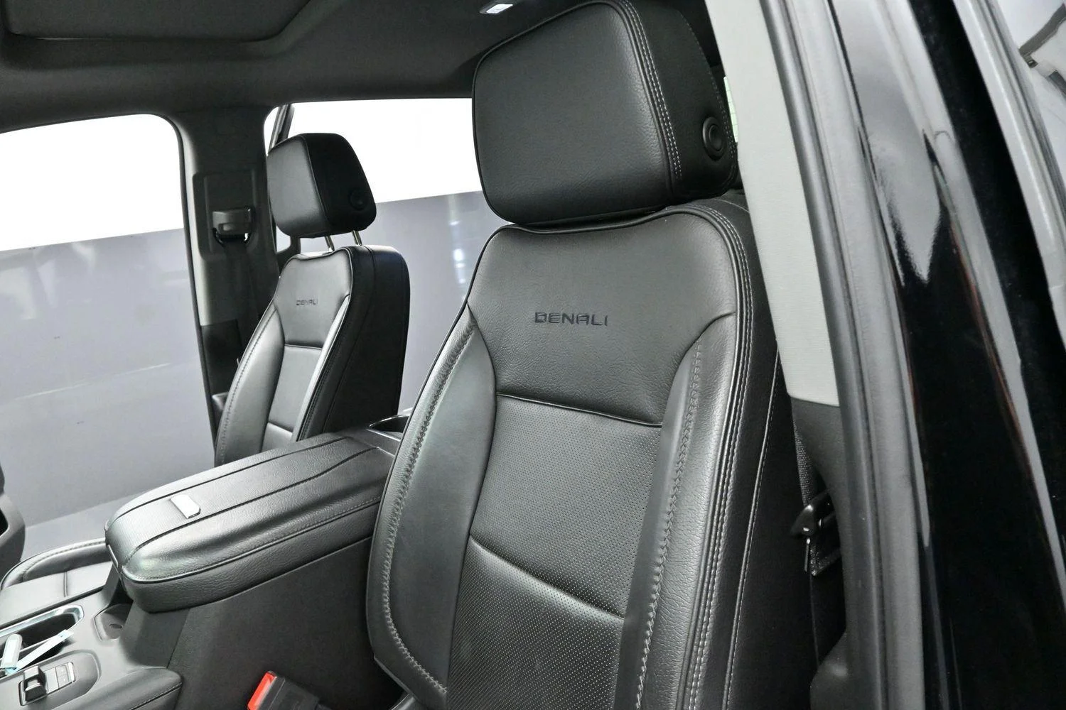 Used 2024 Onyx Black GMC Denali image 15