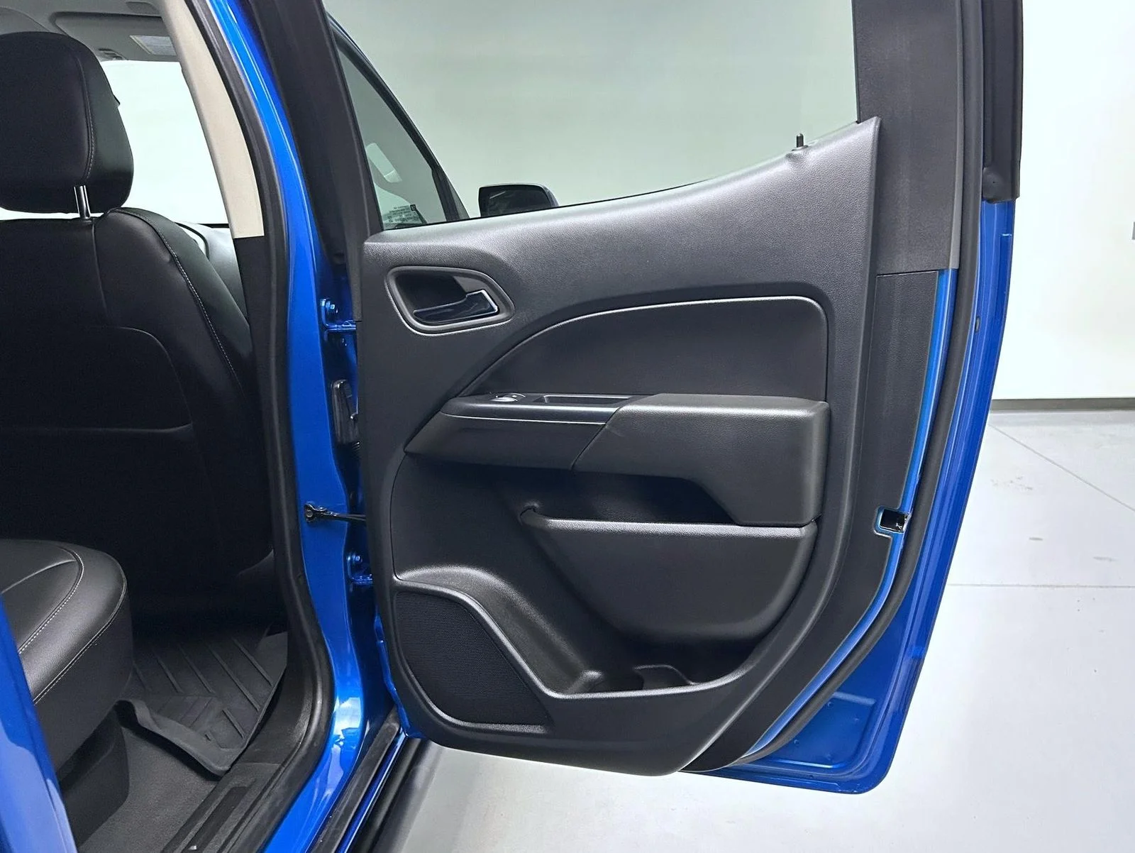 Used 2022 Blue Chevrolet ZR2 image 17