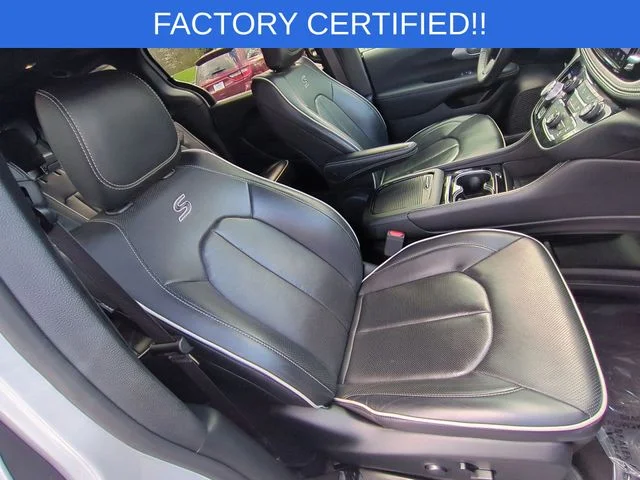 Used 2025 White Chrysler Limited image 36
