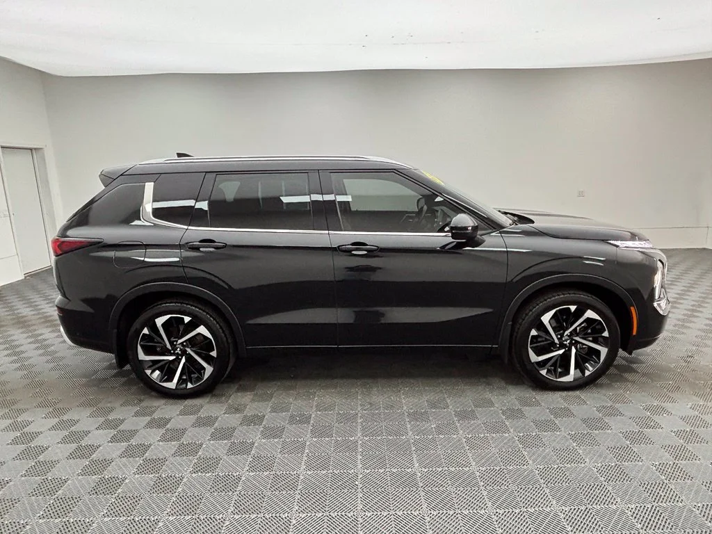Used 2022 Black Mitsubishi SEL image 7