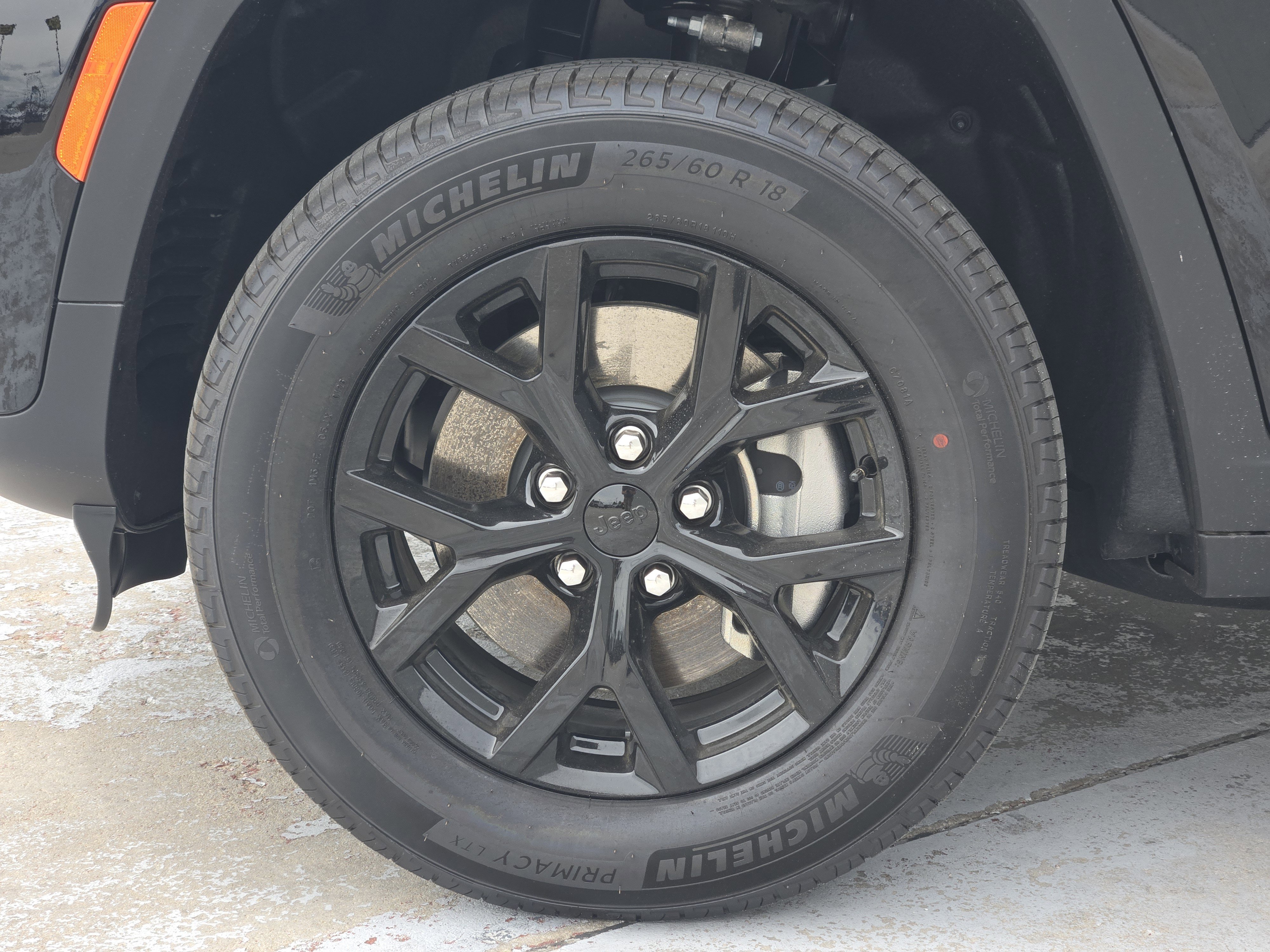 New 2026 Diamond Black Crystal Pearl-Coat Exterior Paint Jeep Laredo Altitude image 11