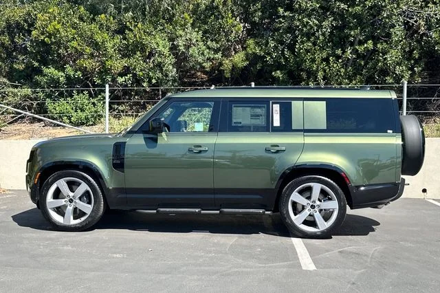 New 2026 Woolstone Green Land Rover X-Dynamic SE image 2