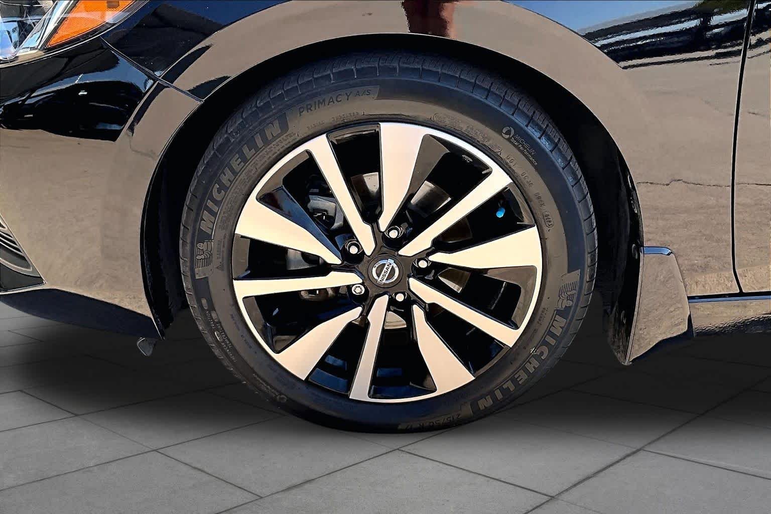 Used 2023 Super Black Nissan SV image 5