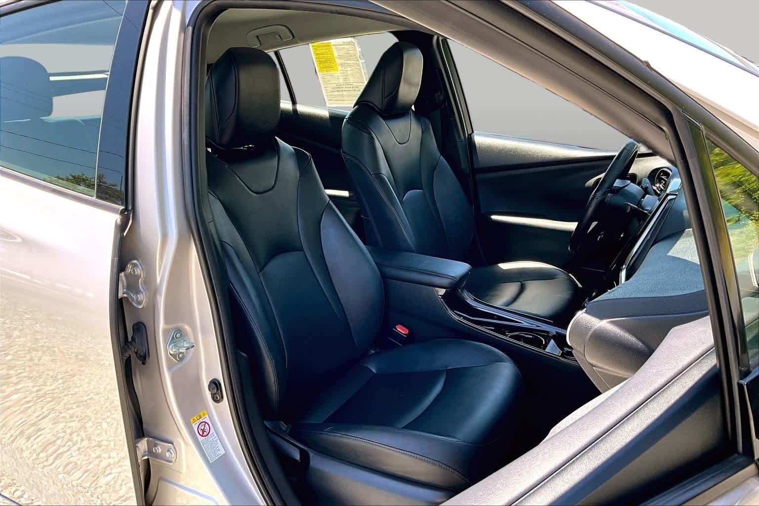 Used 2017 Titanium Glow Toyota Premium image 9