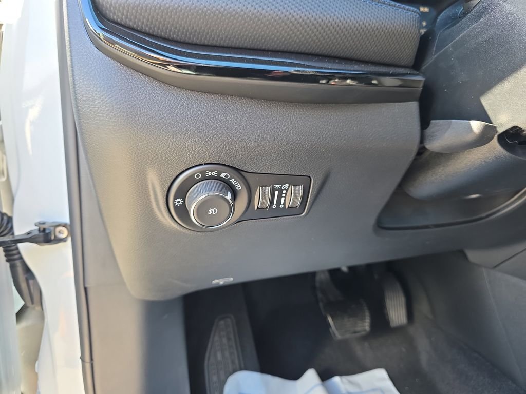 New 2026 Bright White Clear-Coat Exterior Paint Jeep Latitude image 20