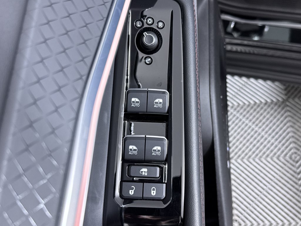 Used 2025 Diamond Black Crystal Pearlcoat Jeep Limited image 28