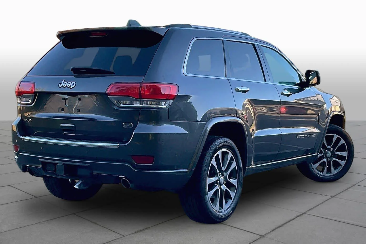 Used 2017 Granite Crystal Metallic Clearcoat Jeep Overland image 11