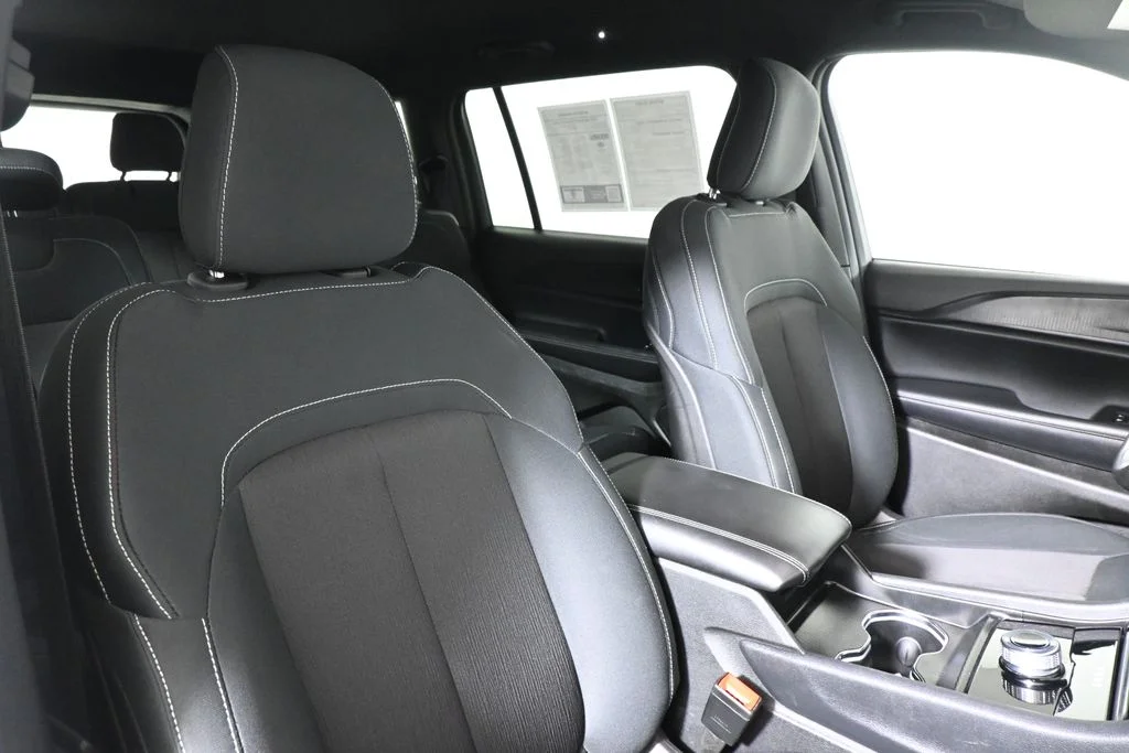 Used 2024 White Jeep Laredo image 37