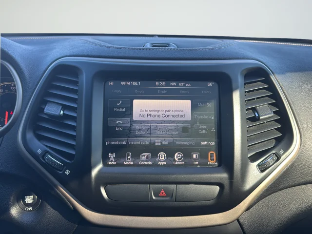 Used 2017 White Jeep Latitude image 14