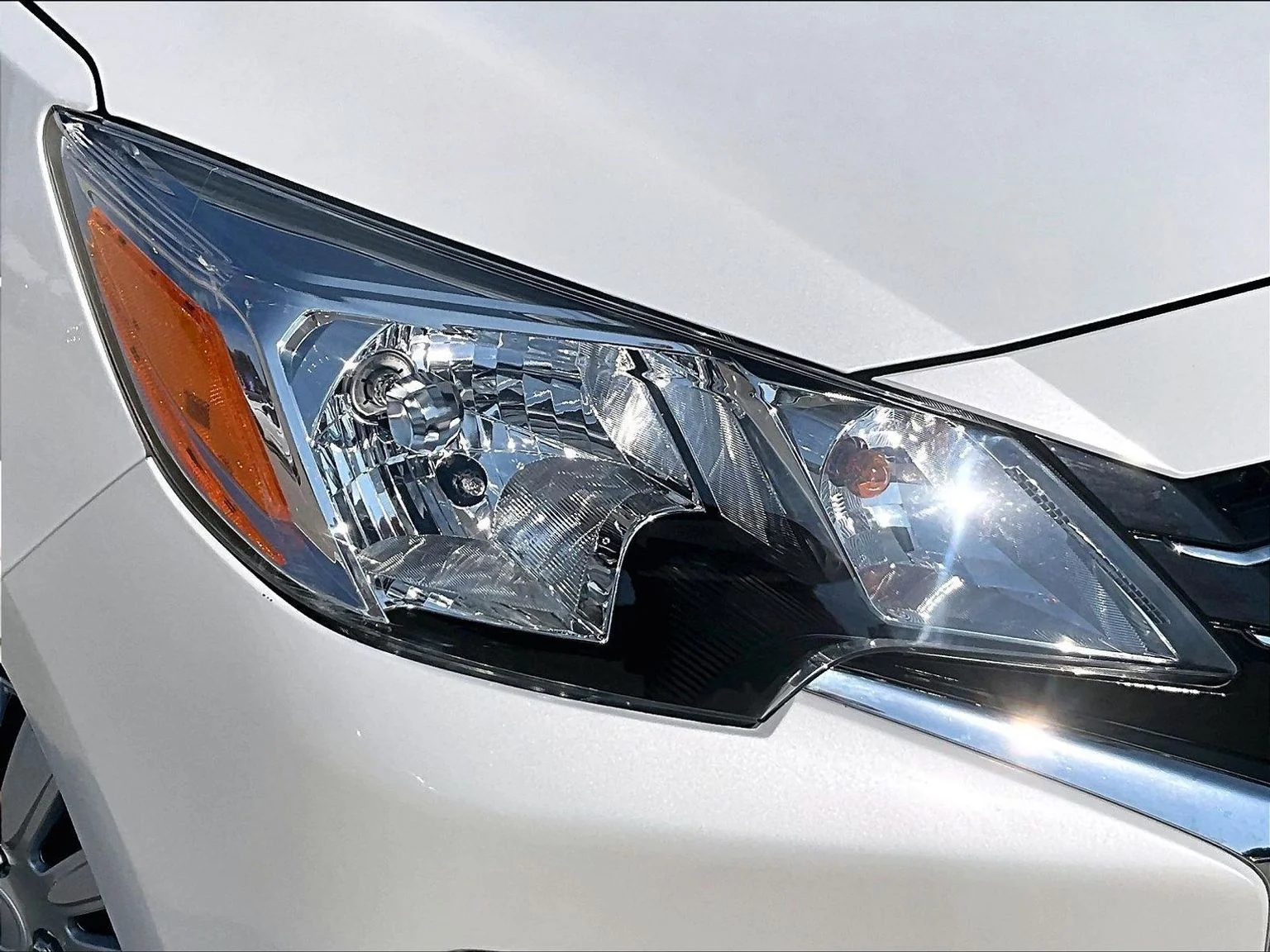 Used 2024 White Mitsubishi ES image 29