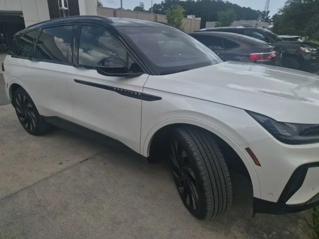 Used 2024 White Lincoln Reserve image 2