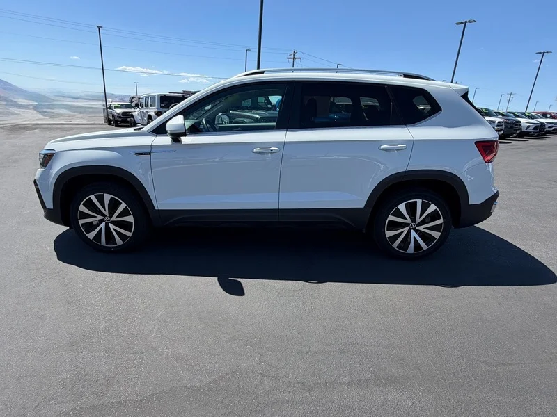 Used 2024 White Volkswagen SE image 6