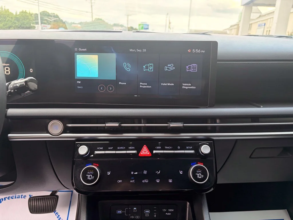 Used 2025 Green Hyundai SEL image 17