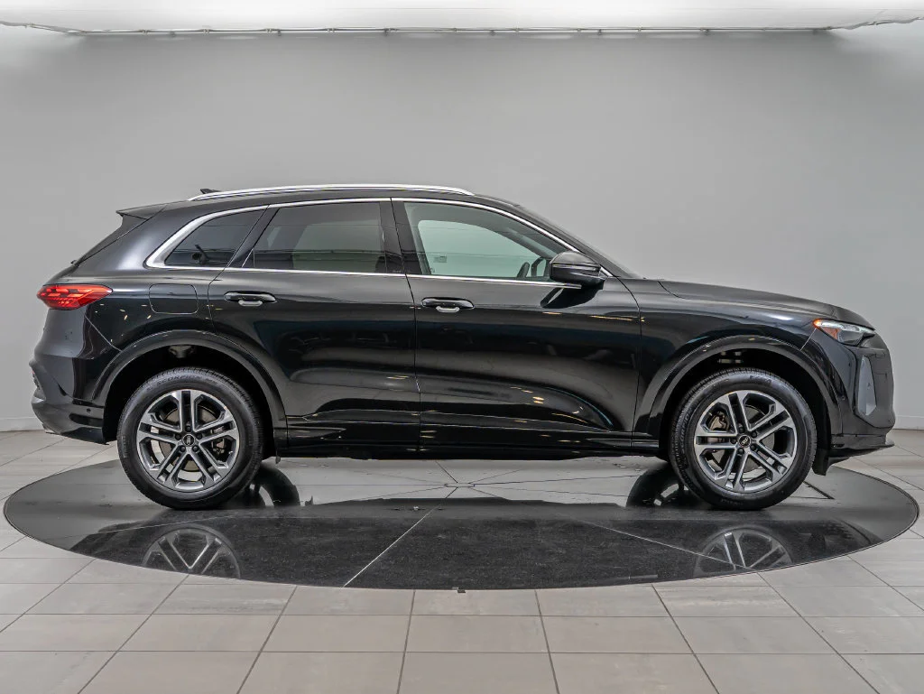Used 2025 Mythos Black Metallic Audi 2.0T Premium Plus image 11