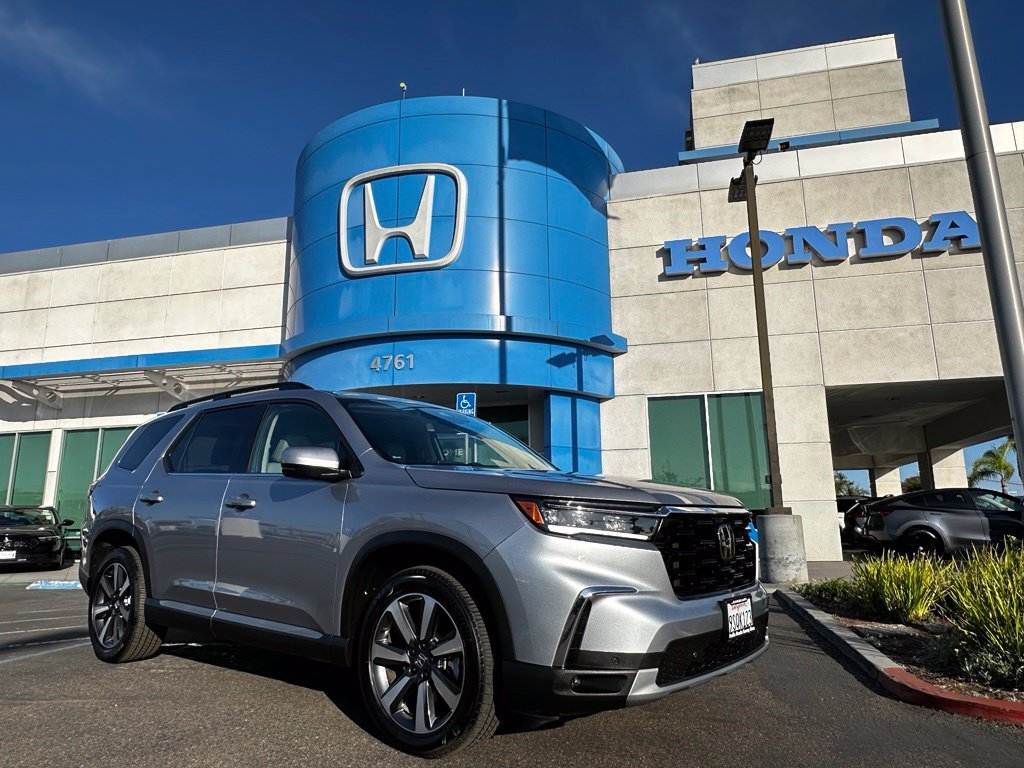 Used 2025 Lunar Silver Metallic Honda Touring image 2