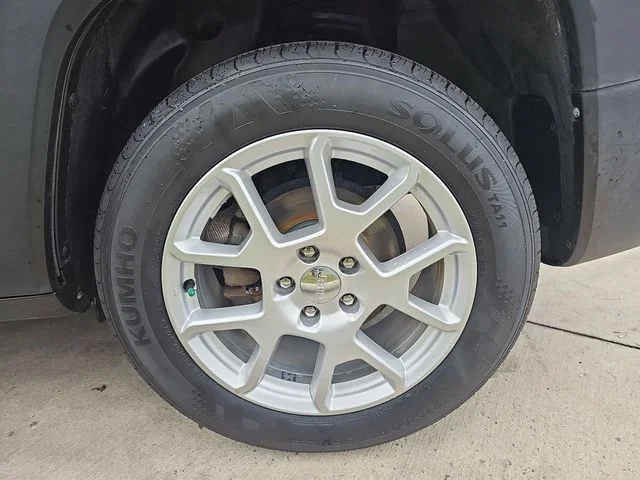 Used 2019 Red Jeep Latitude image 31