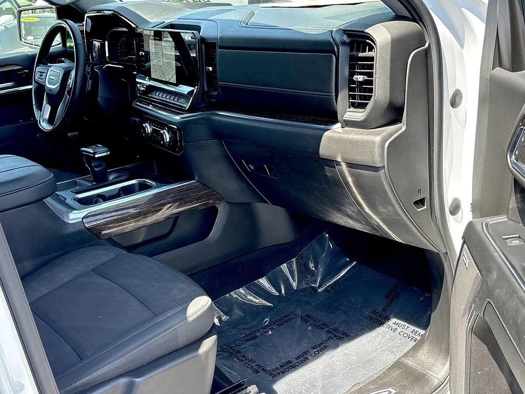 Used 2024 White GMC Elevation image 28