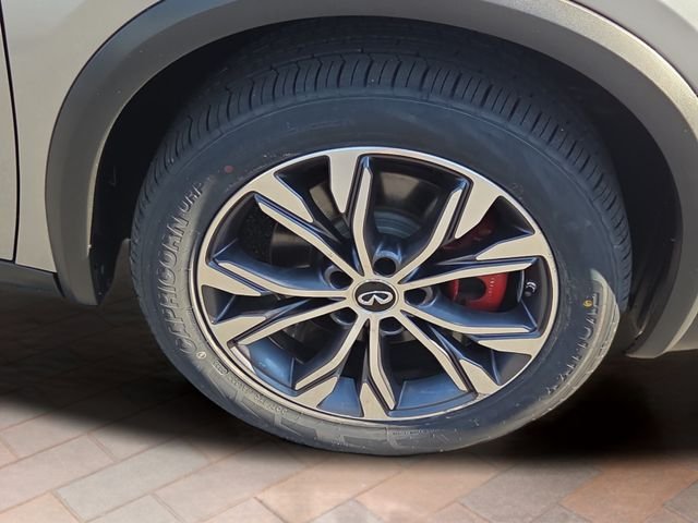 Used 2017 Silver INFINITI Luxury image 21