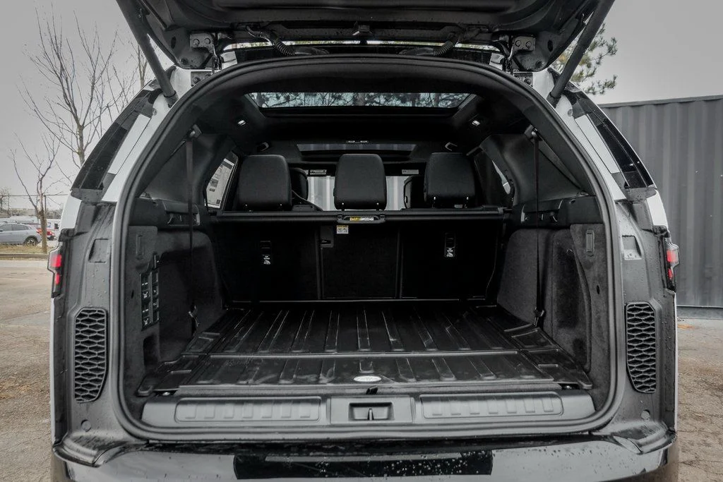 Certified Used 2025 Fuji White Land Rover Dynamic SE image 8