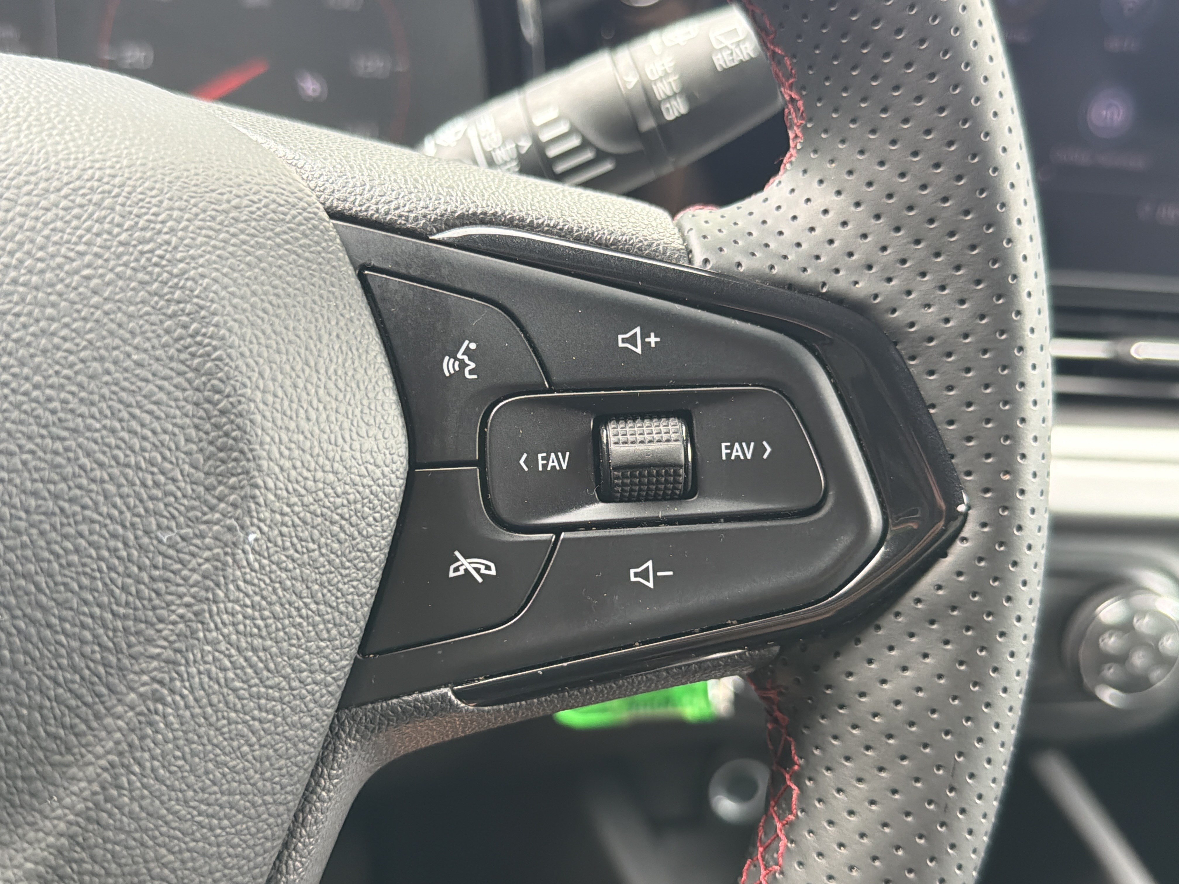 Used 2024 Summit White Chevrolet 1RS image 24