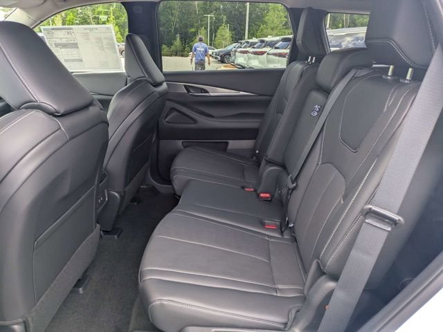 New 2027 RADIANT WHITE INFINITI Pure FWD image 14