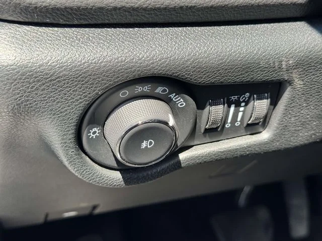 Used 2024 White Chrysler Select image 21