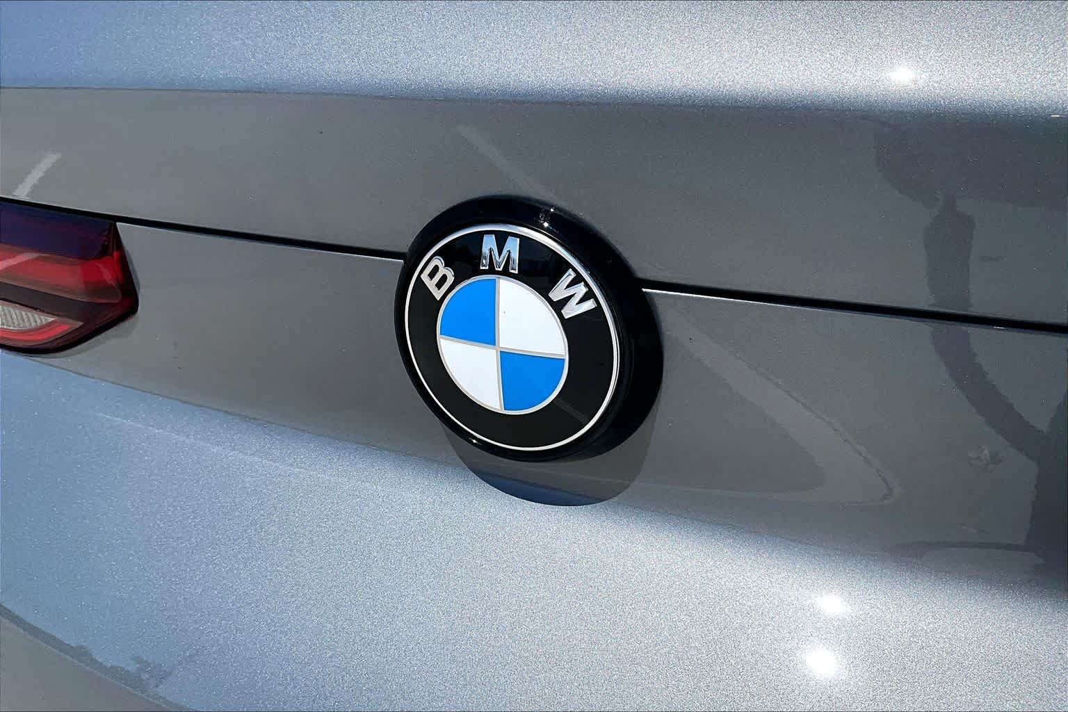 Used 2026 Skyscraper Grey Metallic BMW xDrive40i image 29