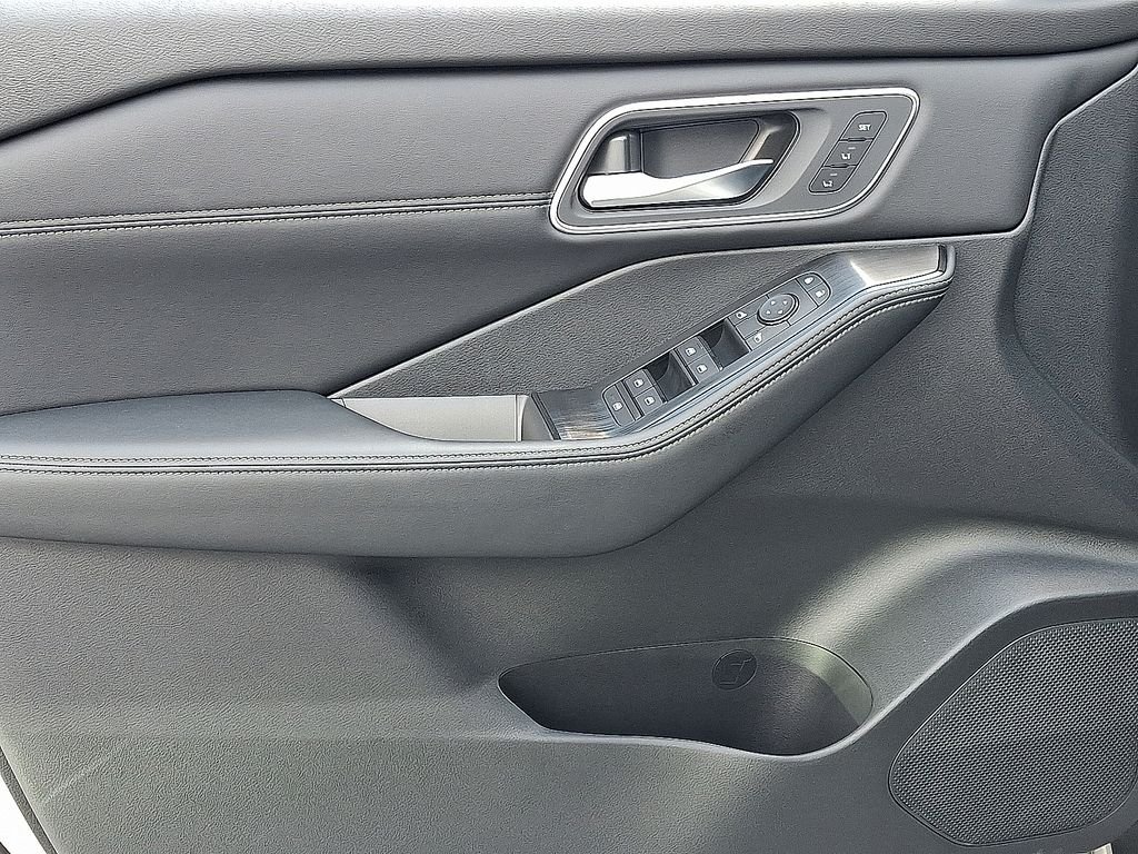 New 2026 Champagne Silver Metallic / Super Black Two-tone Nissan Platinum image 9