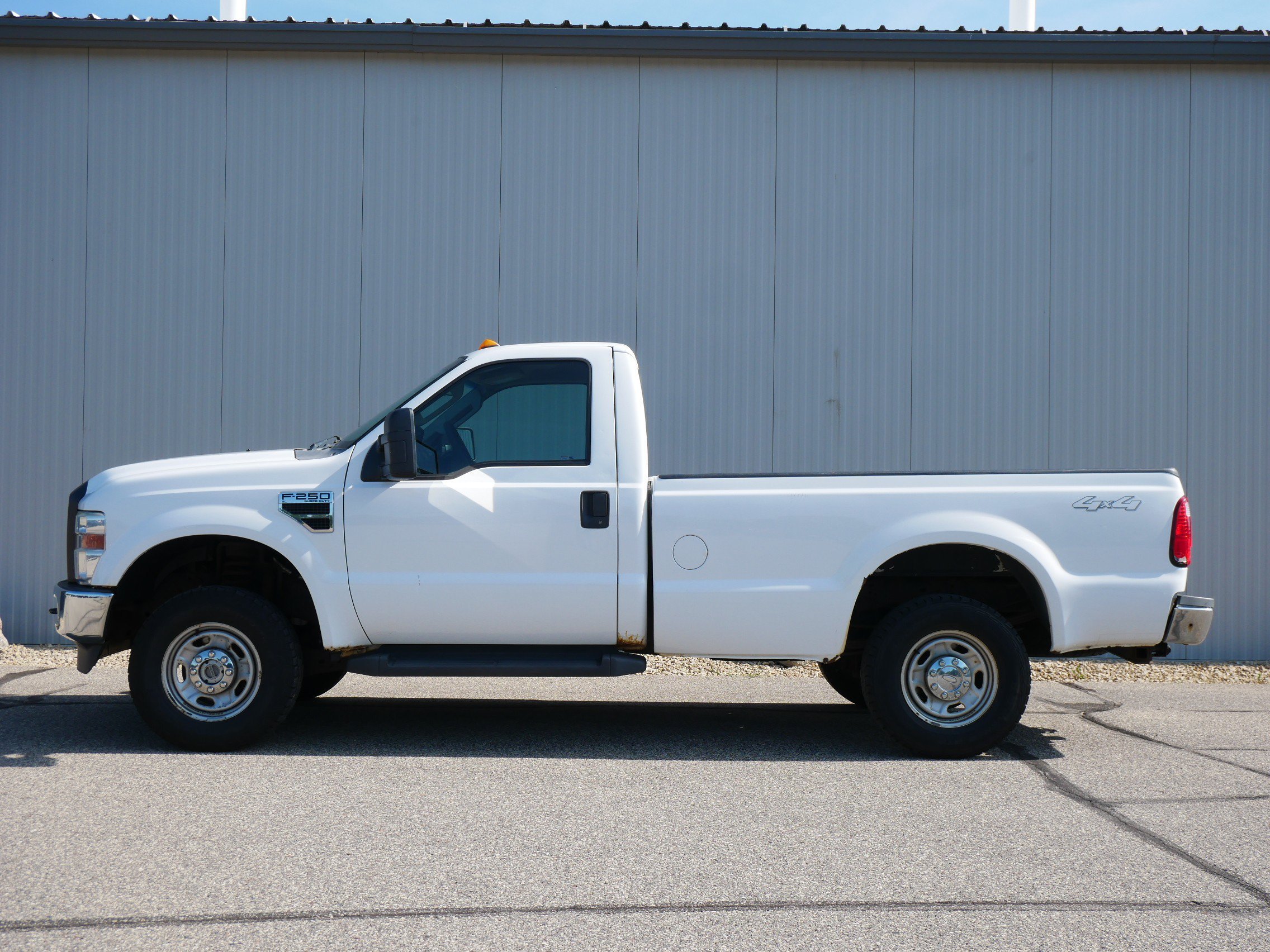 Used 2010 White Ford XL image 2