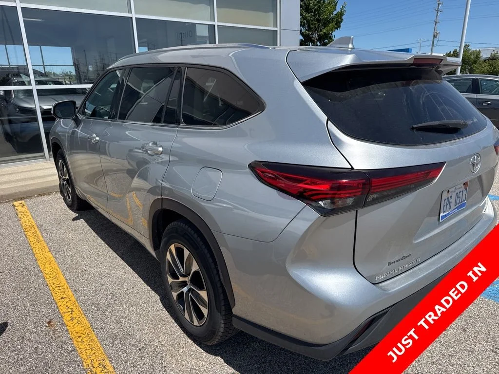 Used 2020 Silver Toyota XLE image 5