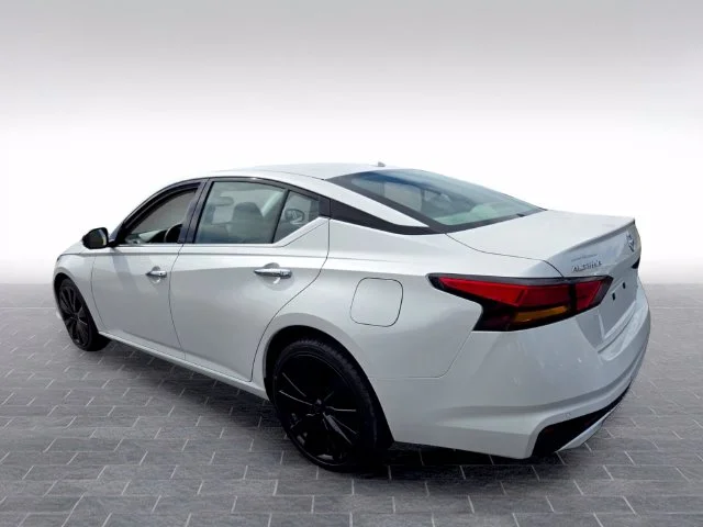 Used 2022 White Nissan 2.5 Platinum image 5