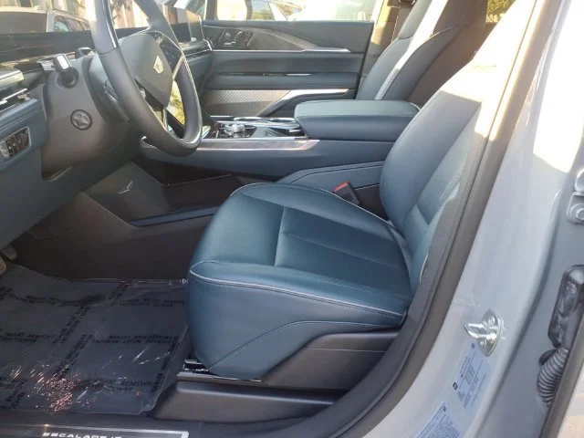 Used 2026 Luna Metallic (No longer available to order) Cadillac Premium Luxury image 13