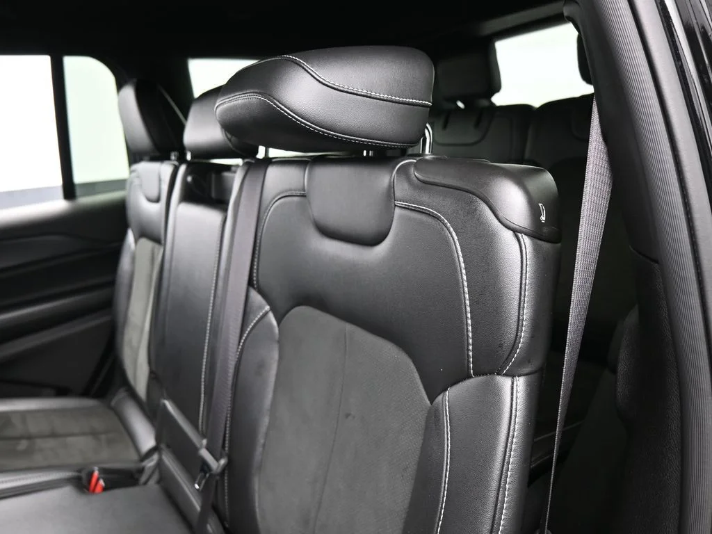 Used 2023 Diamond Black Crystal Pearlcoat Jeep Altitude image 28