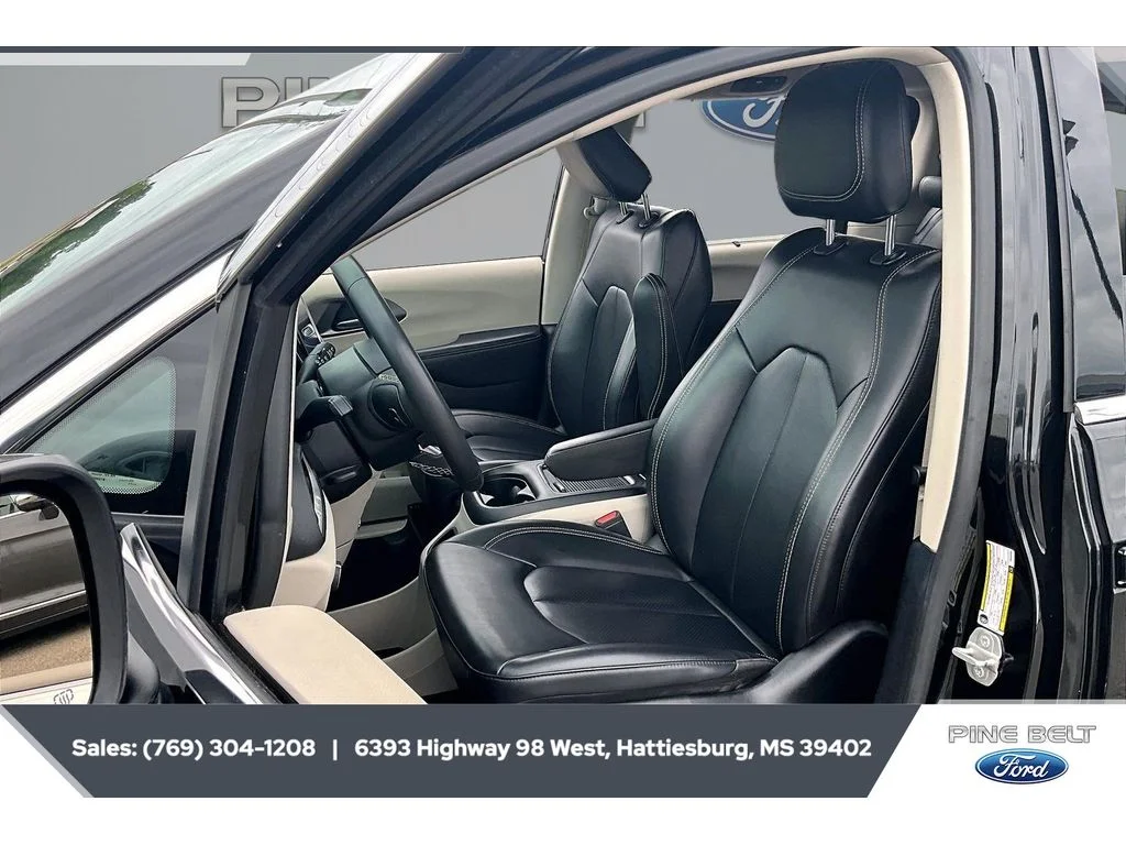 Used 2023 Brilliant Black Crystal Pearlcoat Chrysler Touring L image 19
