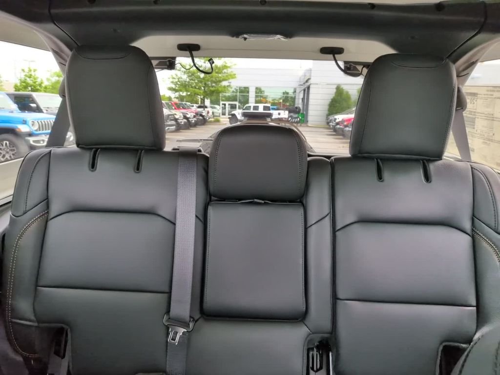 New 2026 Bright White Clear-Coat Exterior Paint Jeep Sahara image 29