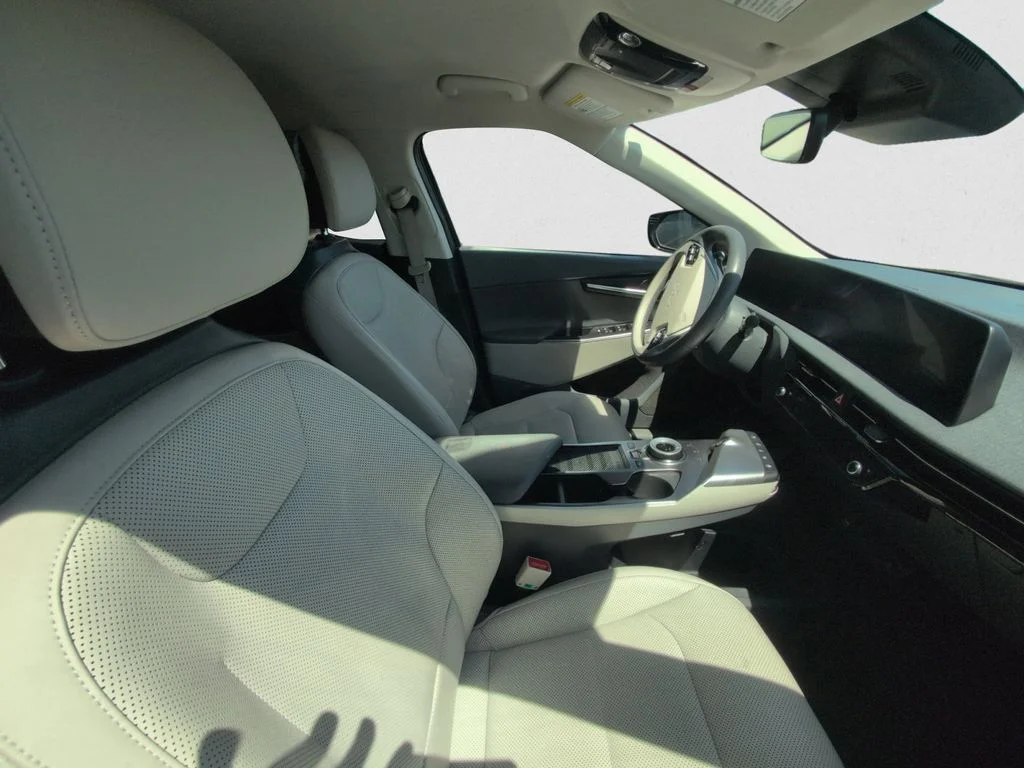 Used 2023 Black Kia Wind image 13